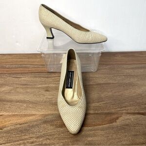 Vintage Stuart Weitzman 70s Cream with Green Shimmer High Heel Pumps Size 5.5